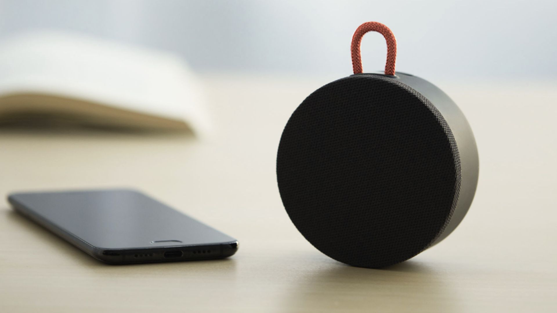 Mi Portable Bluetooth Speaker Mini thiết kế nhỏ gọn màu đen