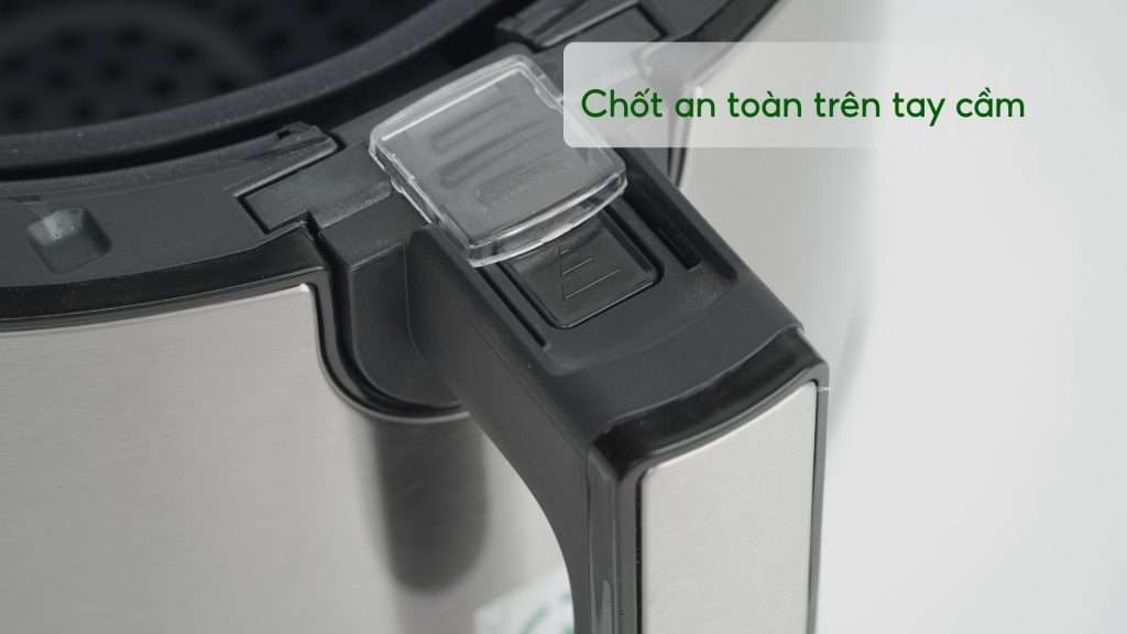 Nồi Chiên Không Dầu Cuckoo (CAF-F0410T_BKVNCV) 4.7L Đen Chốt an toàn trên tay cầm