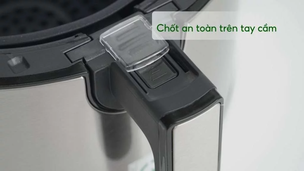 Nồi Chiên Không Dầu Cuckoo (CAF-F0410T_BKVNCV) 4.7L Đen Chốt an toàn trên tay cầm