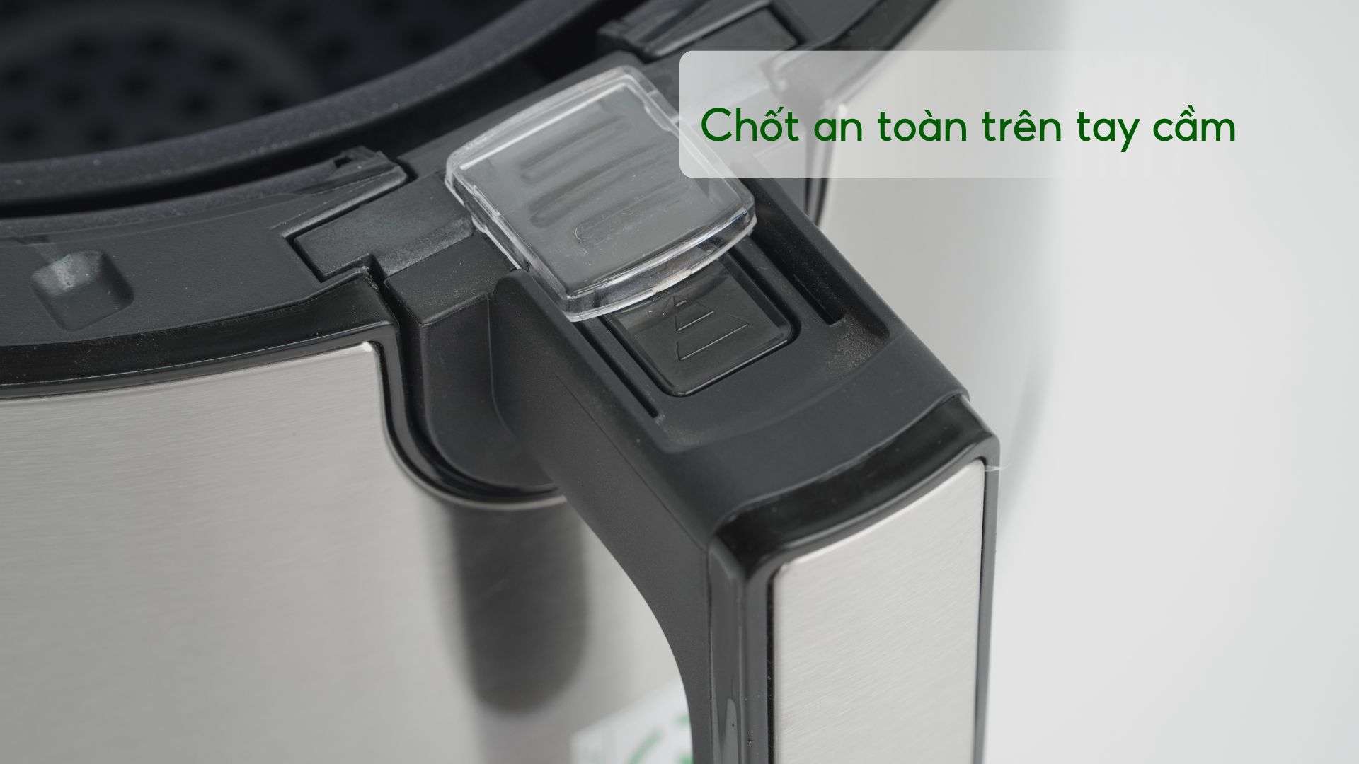 Nồi Chiên Không Dầu Cuckoo (CAF-F0410T_BKVNCV) 4.7L Đen Chốt an toàn trên tay cầm