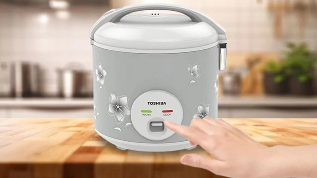 Nồi Cơm Cơ Toshiba RC-10JFM(H)VN 1.0L gồm hai chế độ nấu và giữ ấm dễ điều khiển