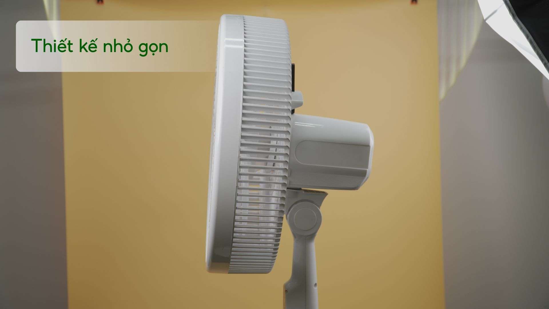 Quạt Đứng Tefal VH689690 góc nghiêng