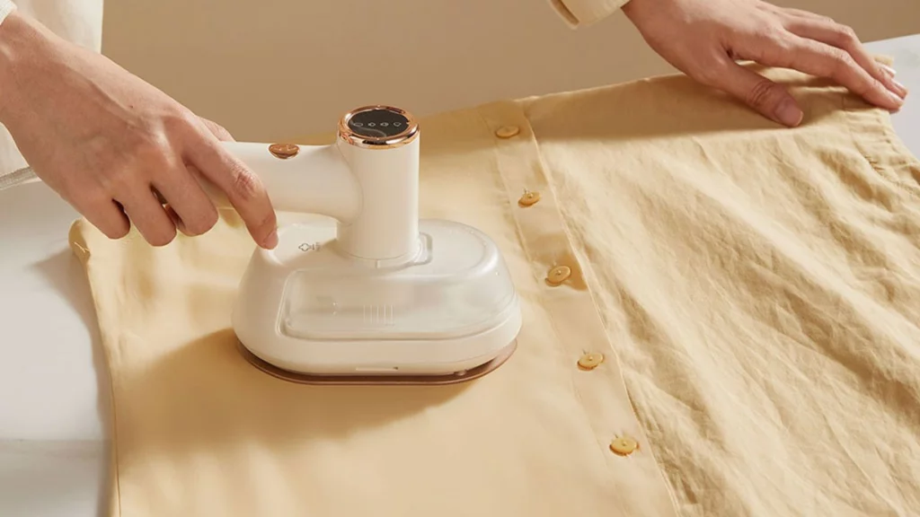 Bàn ủi hơi nước cầm tay Bear GTJ-A12Z2 Công suất lên tới 1500W