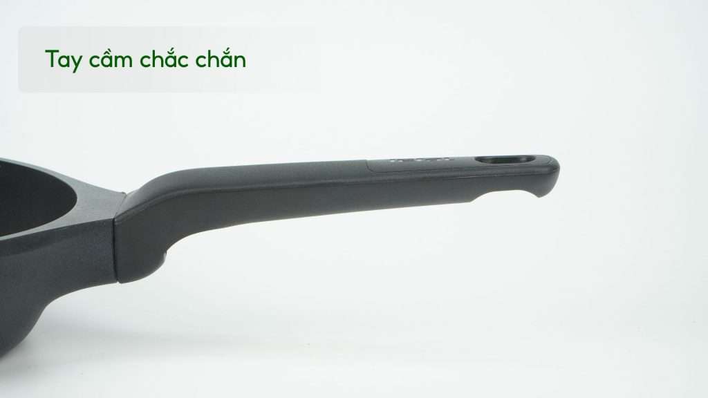 Chảo Đúc Cao Cấp Nướng, Chiên Tefal Robusto Có Miệng Rót 26Cm E2494044 Tay cầm chắc chắn