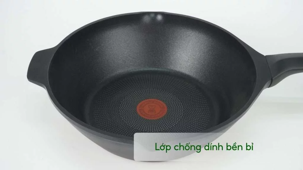 Chảo Đúc Cao Cấp Sâu Lồng Tefal Robusto Có Miệng Rót 28Cm E2491944 Lớp chống dính bền bỉ