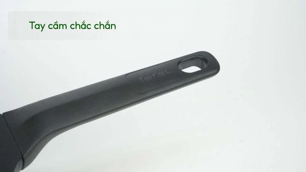 Chảo Đúc Cao Cấp Sâu Lồng Tefal Robusto Có Miệng Rót 28Cm E2491944 Tay cầm chắc chắn