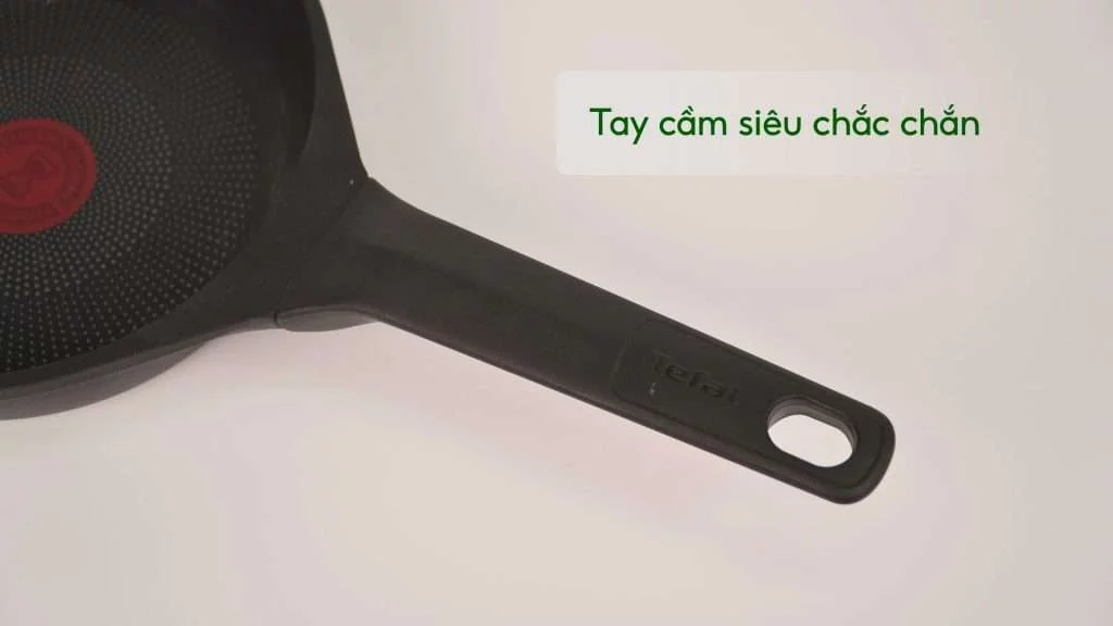Chảo Đúc Cao Cấp Tefal Robusto Có Miệng Rót 20Cm E2490244 Tay cầm siêu chắc chắn