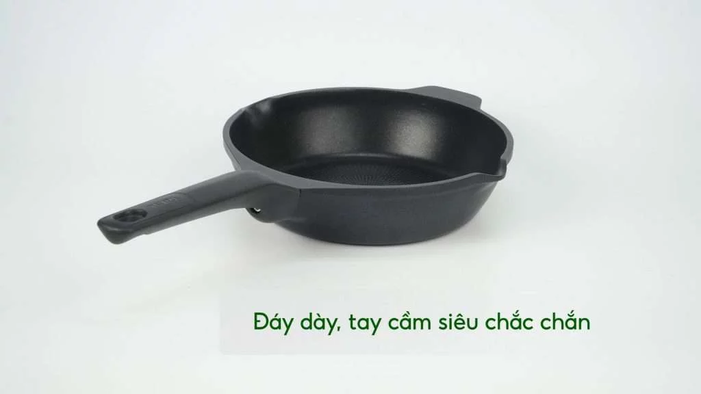 Chảo Đúc Cao Cấp Tefal Robusto Có Miệng Rót 22Cm E2490344 Đáy dày, tay cầm siêu chắc chắn