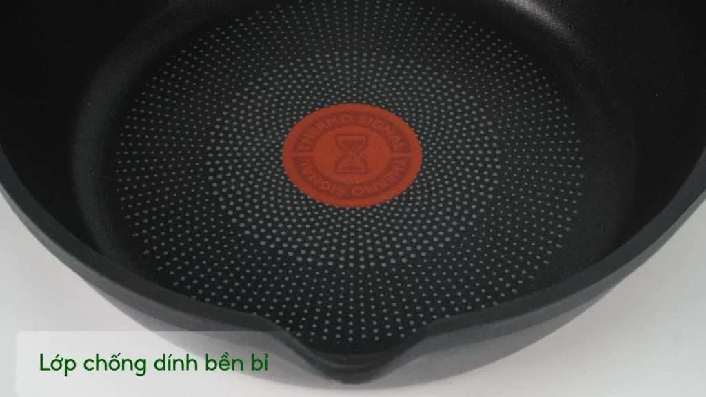 Chảo Đúc Cao Cấp Tefal Robusto Có Miệng Rót 22Cm E2490344 Lớp chống dính bền bỉ