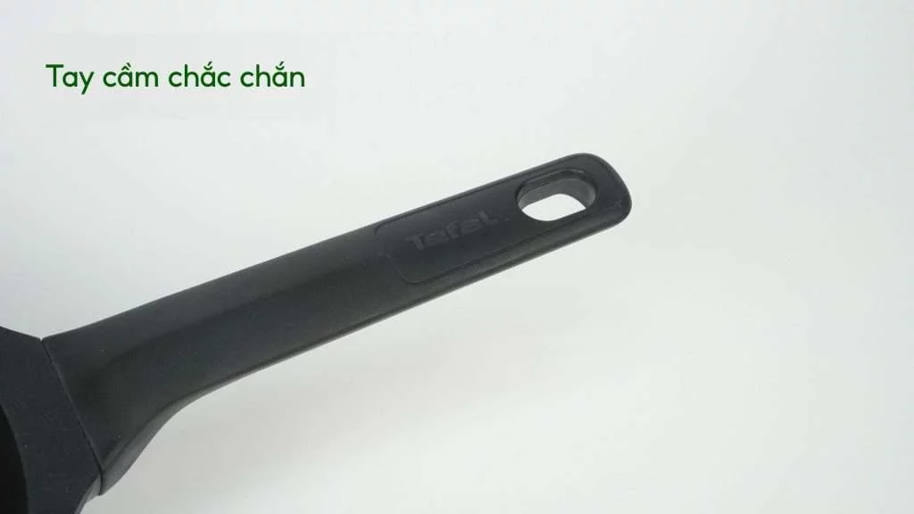 Chảo Đúc Cao Cấp Tefal Robusto Có Miệng Rót 22Cm E2490344 Tay cầm chắc chắn