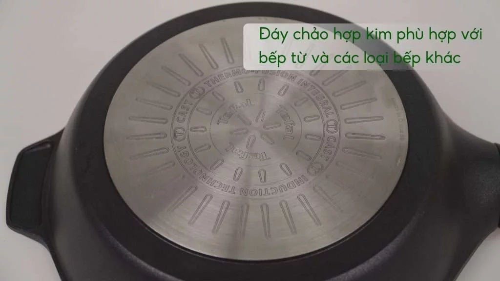 Chảo Đúc Cao Cấp Tefal Robusto Có Miệng Rót 24Cm E2490444 Đáy chảo hợp kim phù hợp với bếp từ và các loại bếp khác
