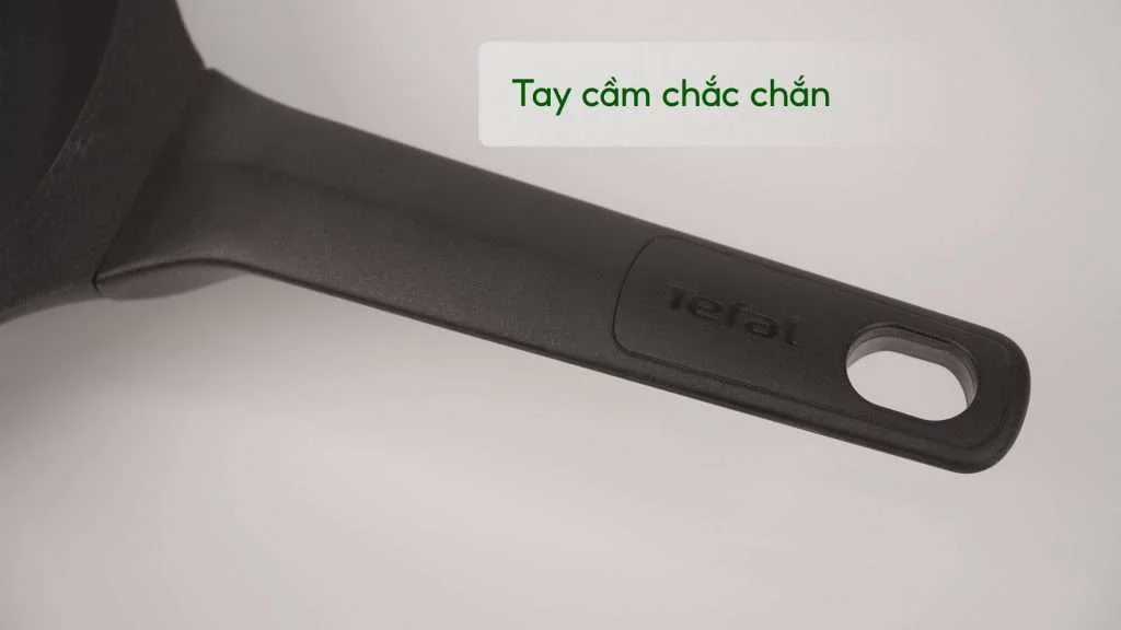 Chảo Đúc Cao Cấp Tefal Robusto Có Miệng Rót 24Cm E2490444 Tay cầm chắc chắn