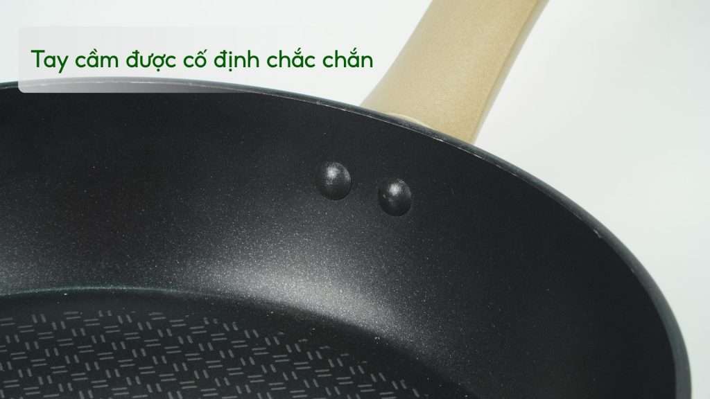 Chảo chiên Tefal Sensations 26cm H9100514 Tay cầm được cố định chắc chắn