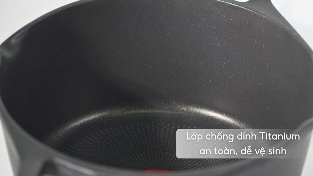 Nồi Đúc Cao Cấp Tefal Robusto Có Miệng Rót 24Cm E2494644 Lớp chống dính Titanium an toàn, dễ vệ sinh