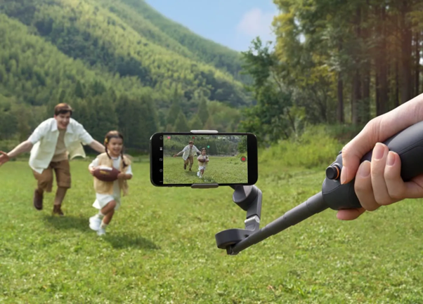 Có thể sử dụng gimbal hoặc gậy selfie để chống rung khi chụp