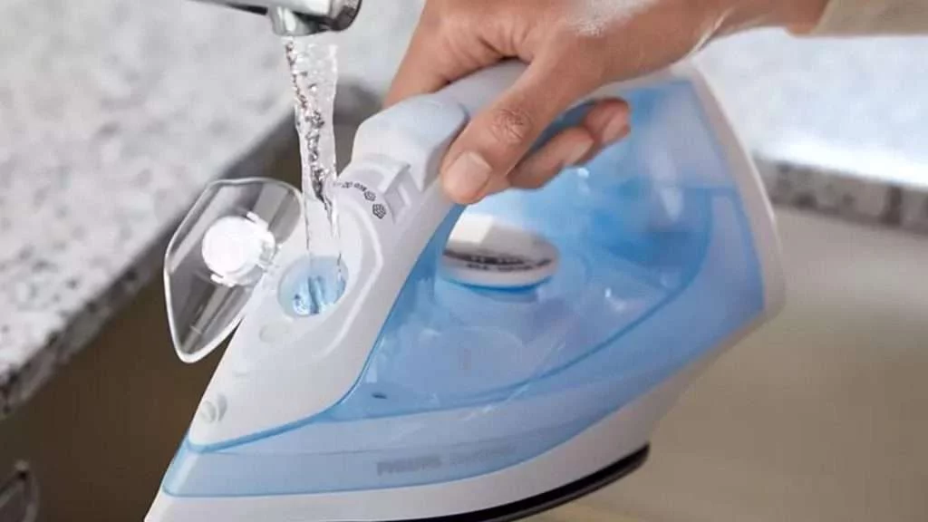 Bàn ủi hơi nước Philips GC1740 - Bình chứa nước tiện lợi