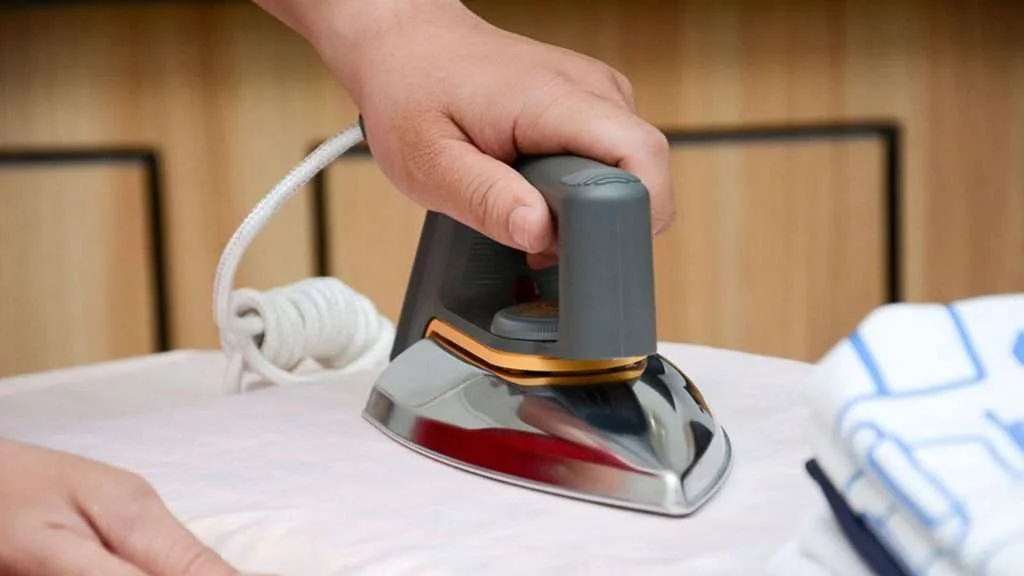 Bàn ủi khô Philips HD1172 - Hình ảnh thực tế