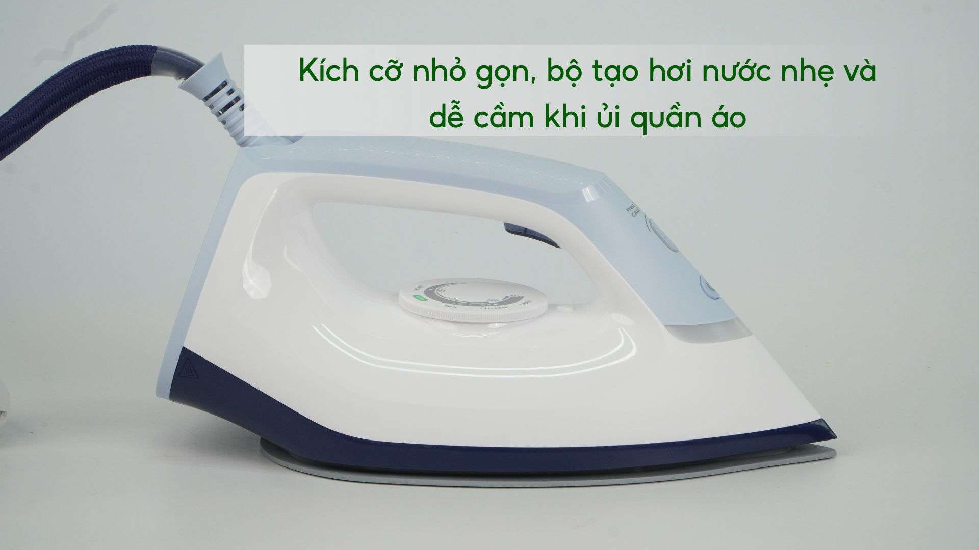 Bàn ủi hơi nước Philips PSG3000_20 Trắng và xanh dư Kích cỡ nhỏ gọn, bộ tạo hơi nước nhẹ và dễ cầm khi ủi quần áo