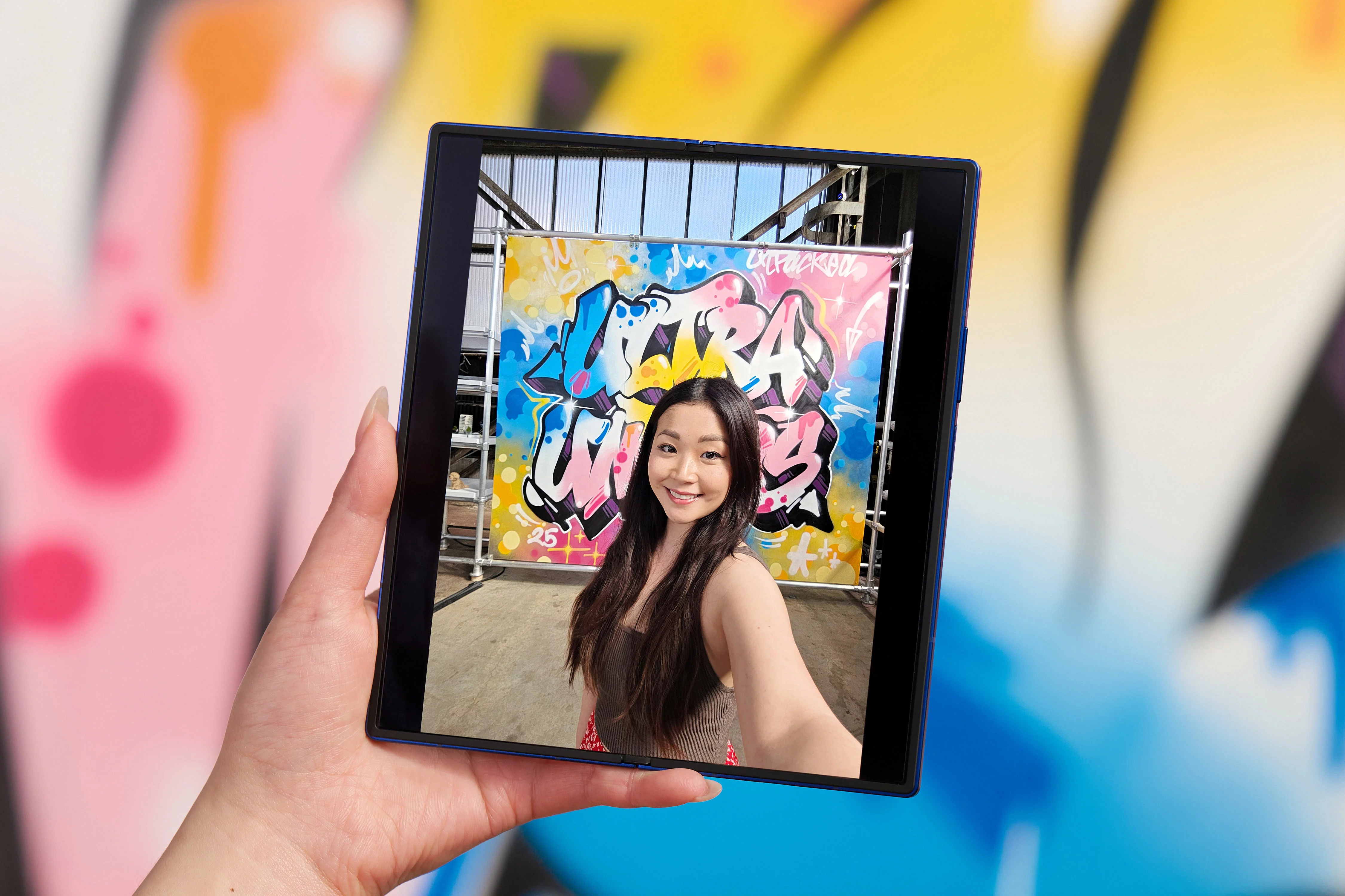 023-lifestyle-galaxy-zfold7-blueshadow